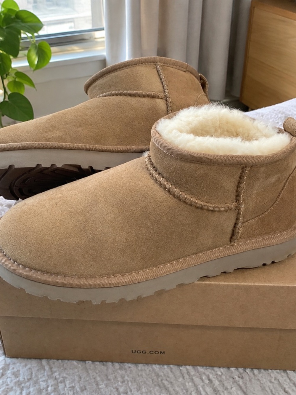 UGG Men’s Classic Short Suede Shearling Boot - Chestnut Tan
